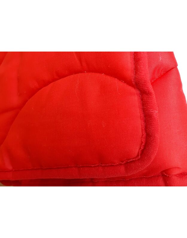 Antklodės raudonos polycotton audiniu