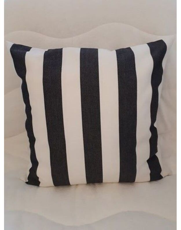 Subtilių spalvų dryžuota dekoratyvinė pagalvėlė
